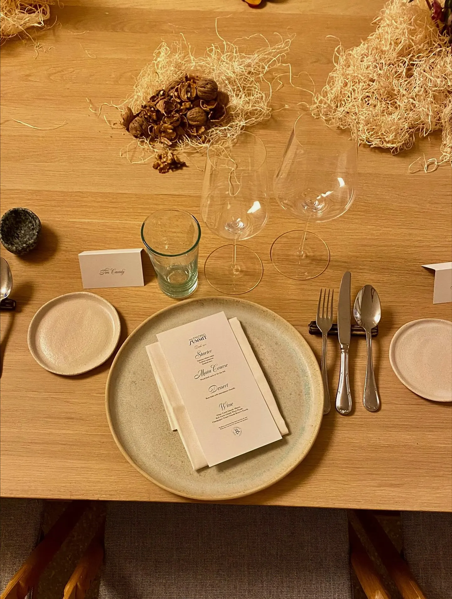 Detalle de mesa de evento con menú y cristalería