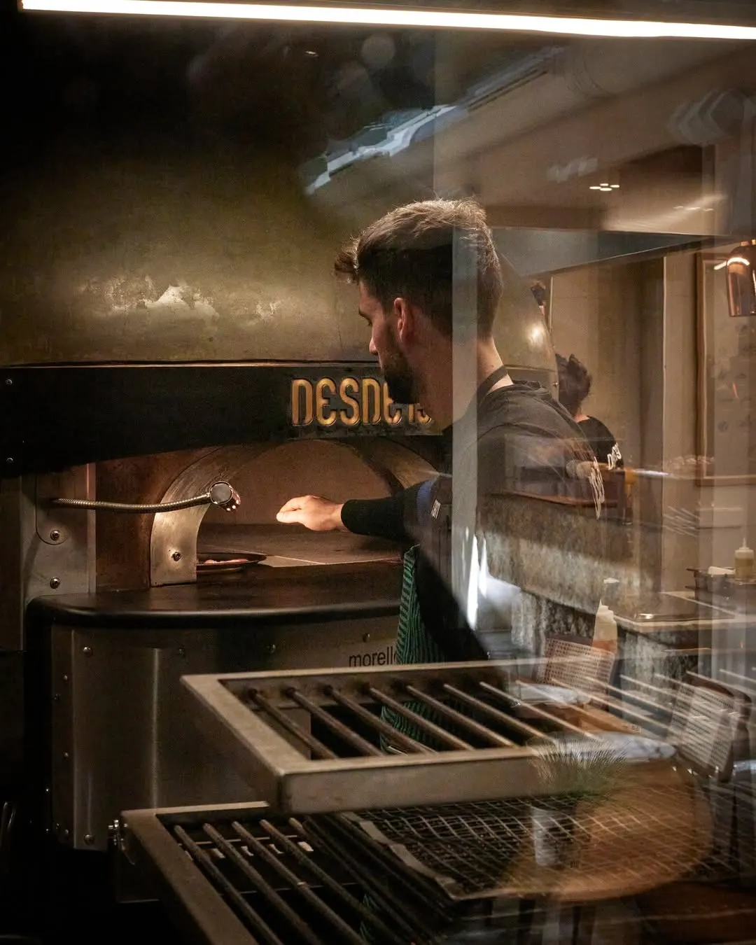 La cocina vista desde la sala a través del ventanal