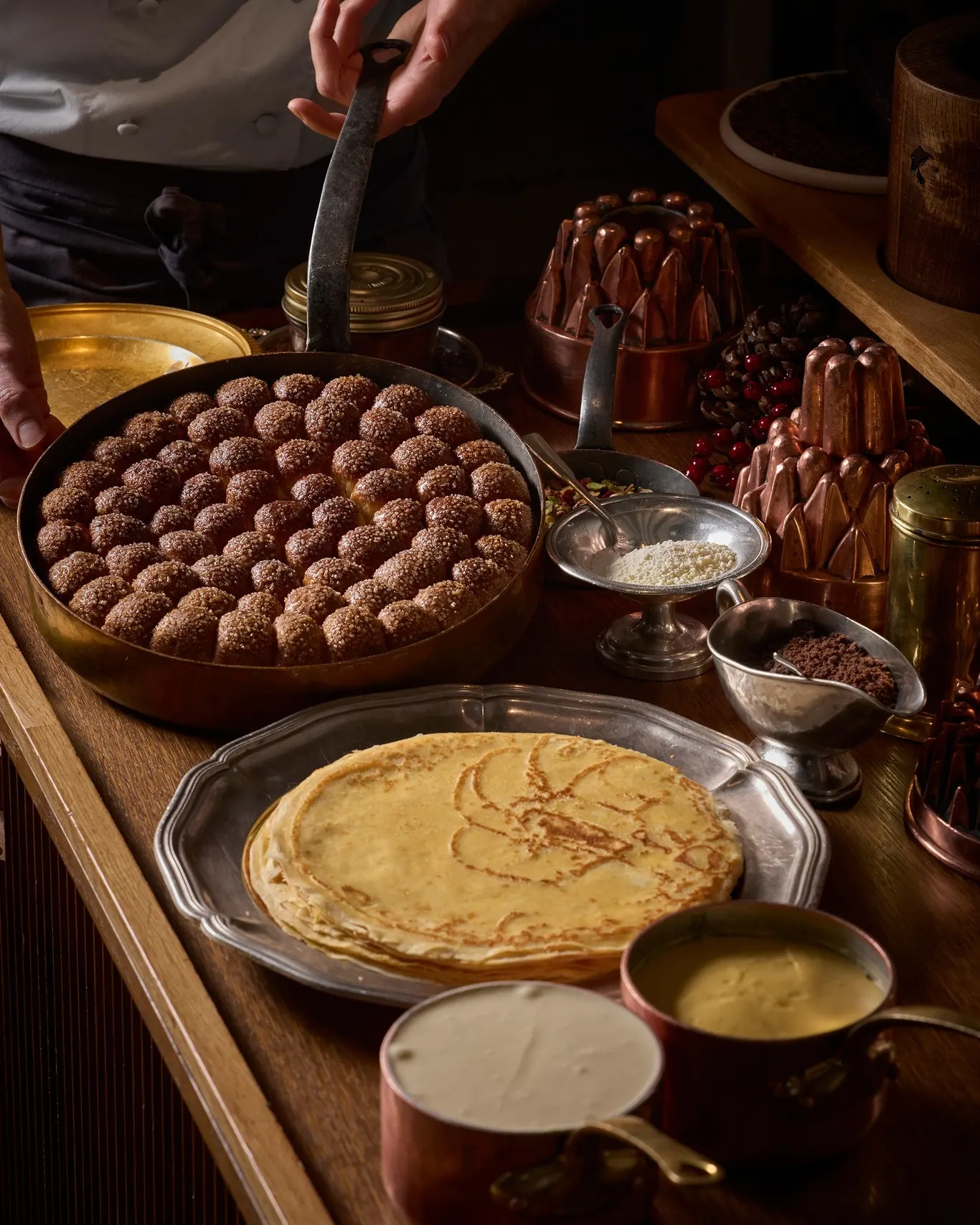 Elaboración dulce servida desde el carro de postres