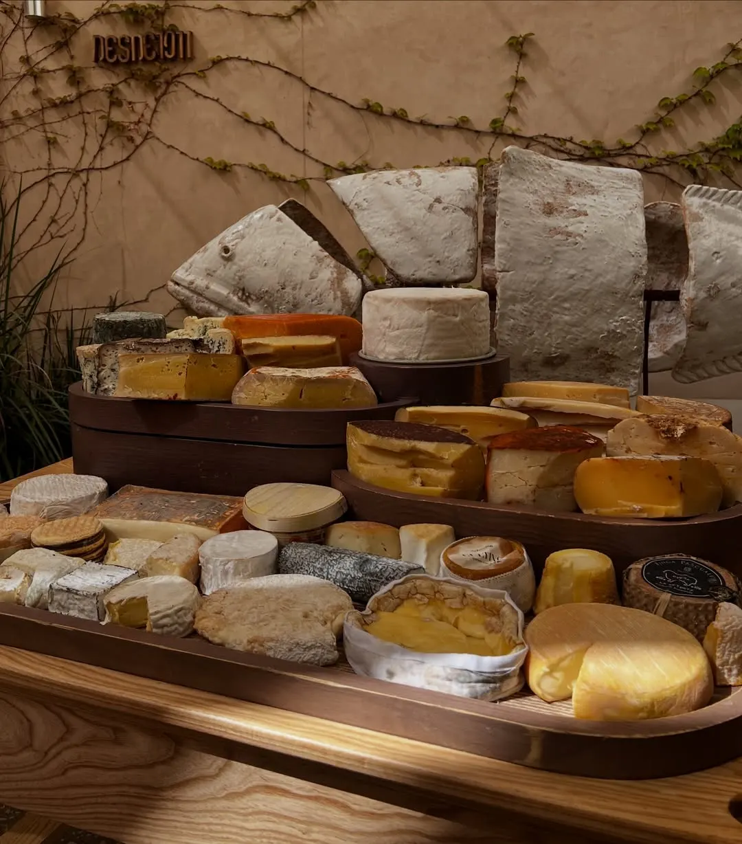 Corte de queso en sala